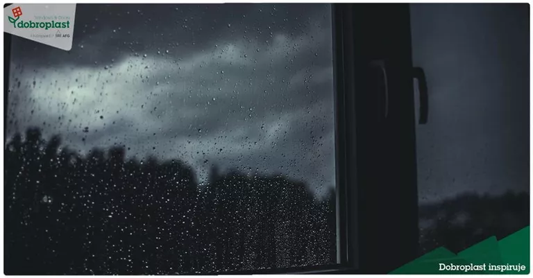 Padający deszcz widziany przez okno PCV Wołomin