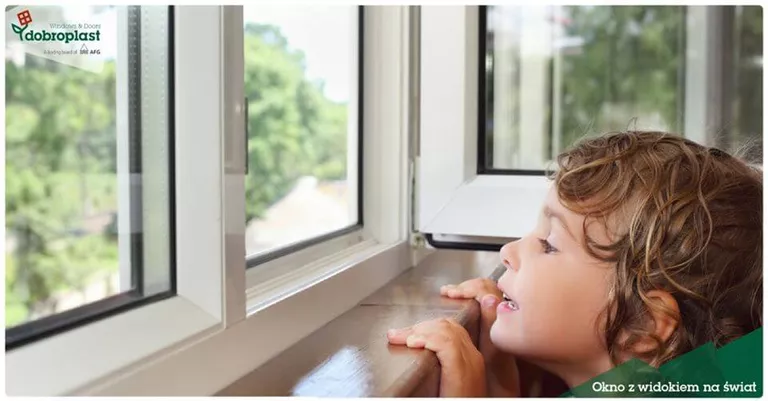 Chłopiec patrzy przez otwarte plastikowe okno Targówek