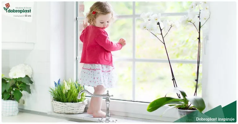 Dziewczynka w różowej bluzce dotykająca okna PCV Stare Babice